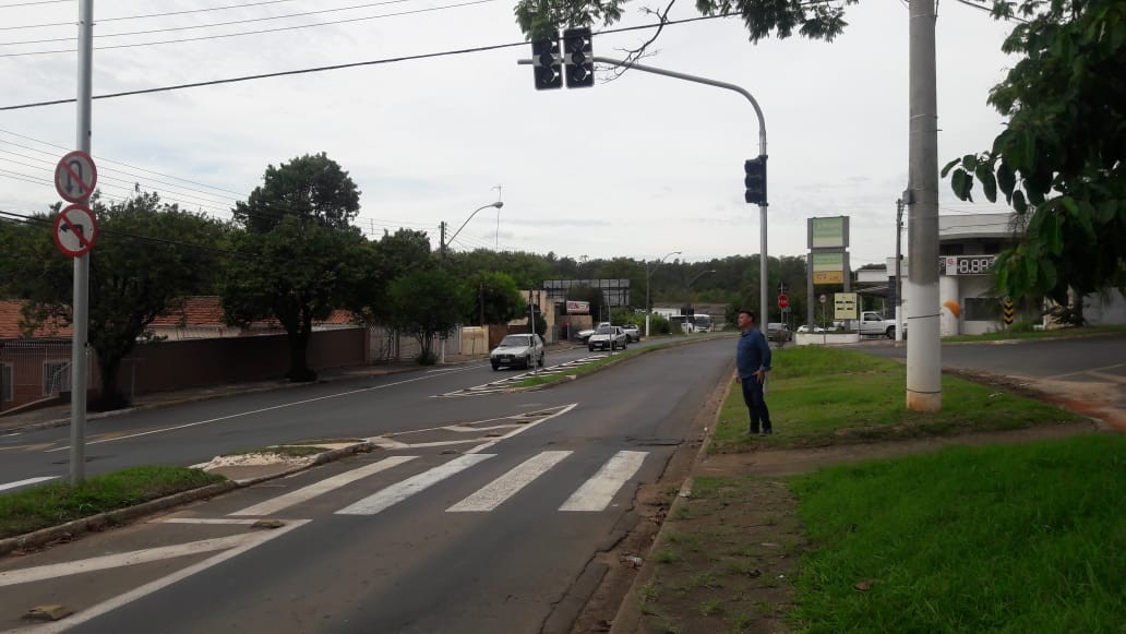 20181018_Após pedido de Carlos Fontes, Prefeitura instala semáforo em cruzamento das avenidas da Saudade e Tiradentes.jpg